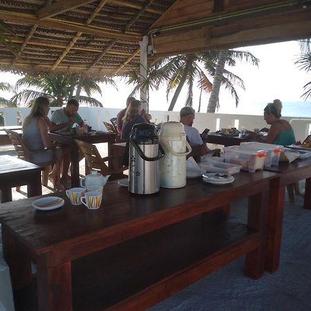 Copacabana Beach Hotel Hikkaduwa Buitenkant foto