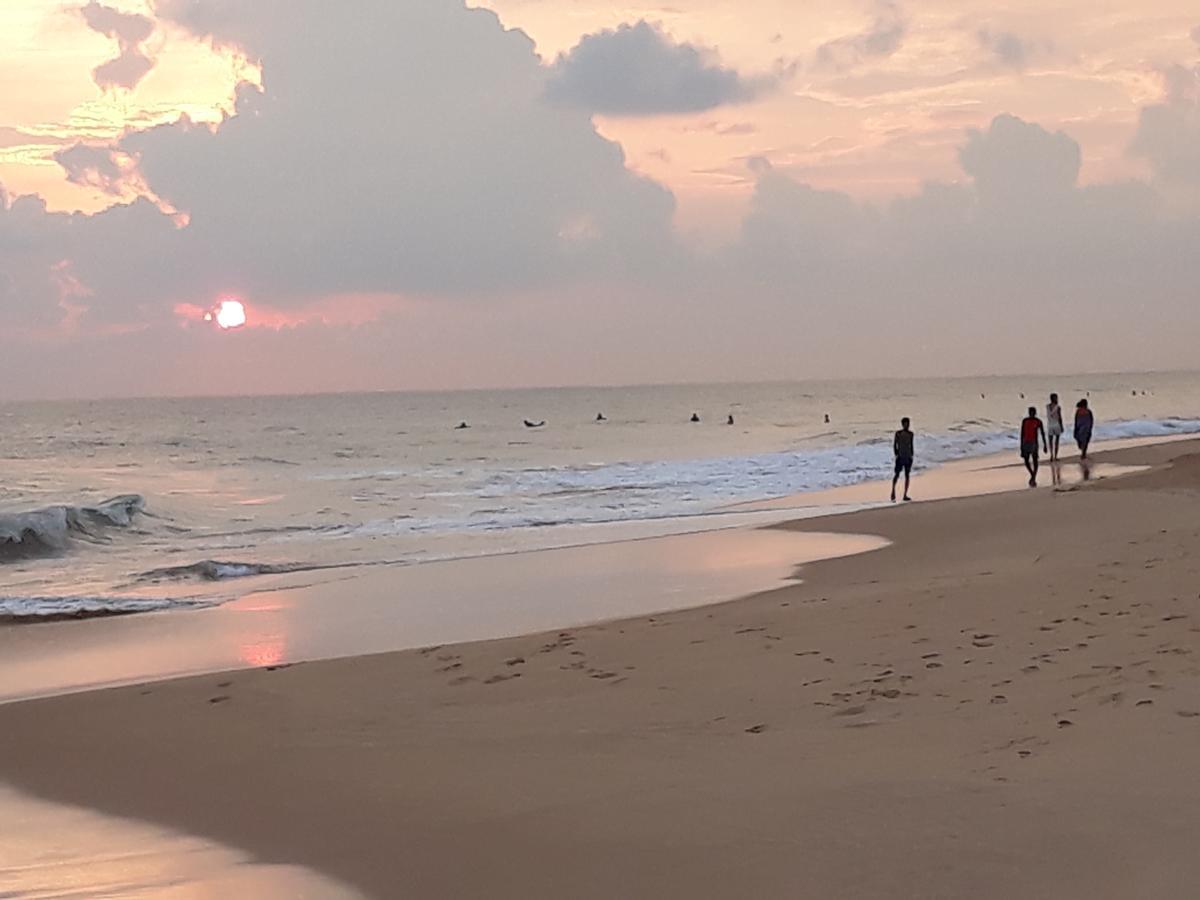 Copacabana Beach Hotel Hikkaduwa Buitenkant foto