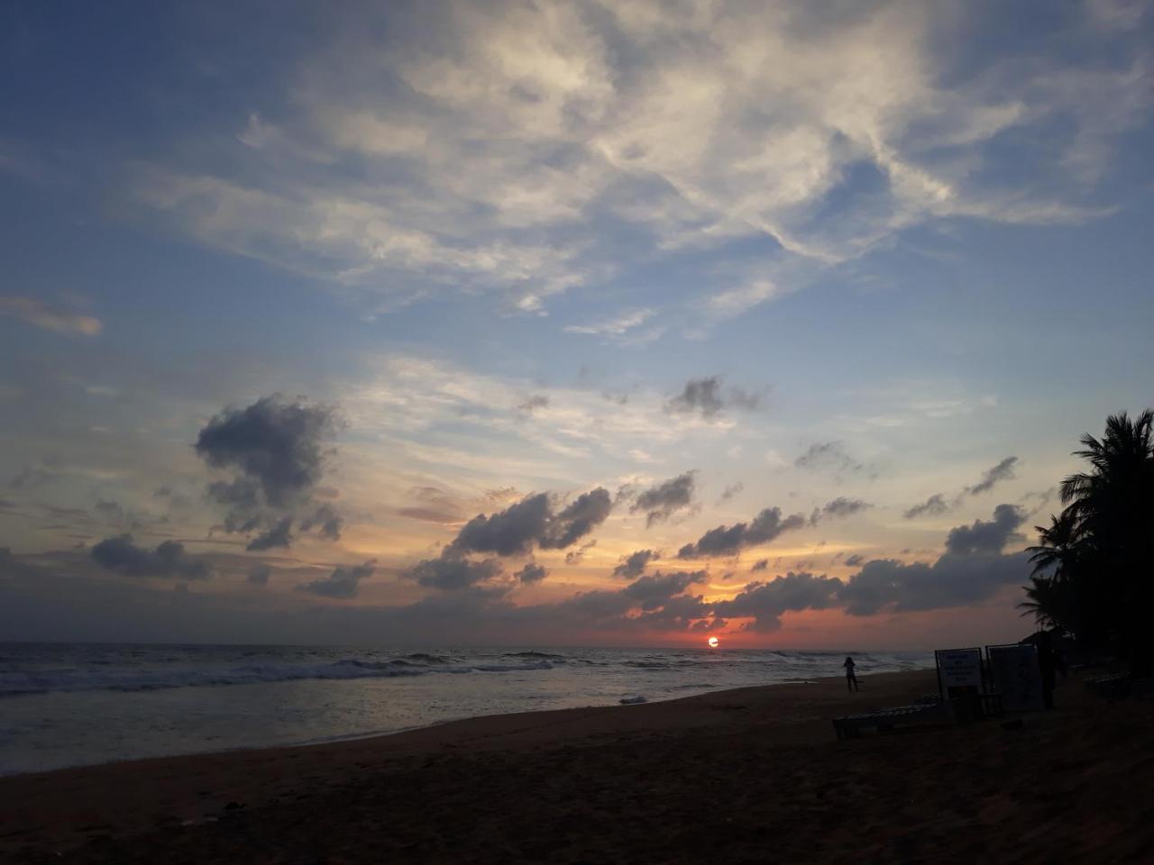 Copacabana Beach Hotel Hikkaduwa Buitenkant foto